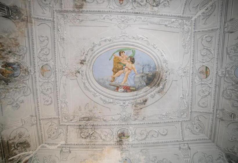 اتاق خانوادگی, Donna Elena