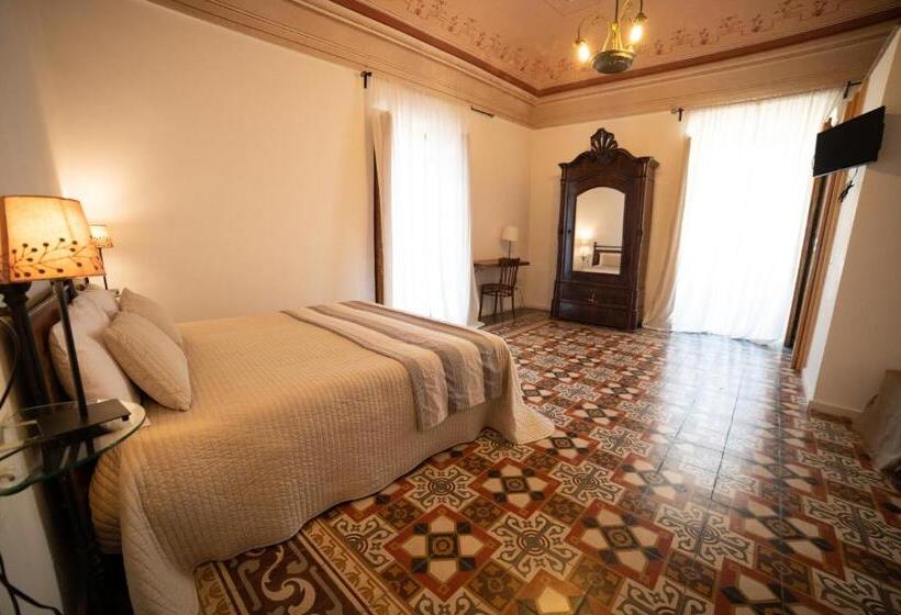 اتاق استاندارد, Donna Elena