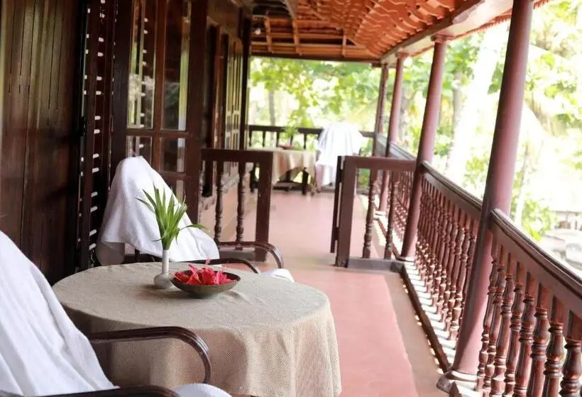 キングサイズベッドのスタンダードルーム, Varkala Marine Palace