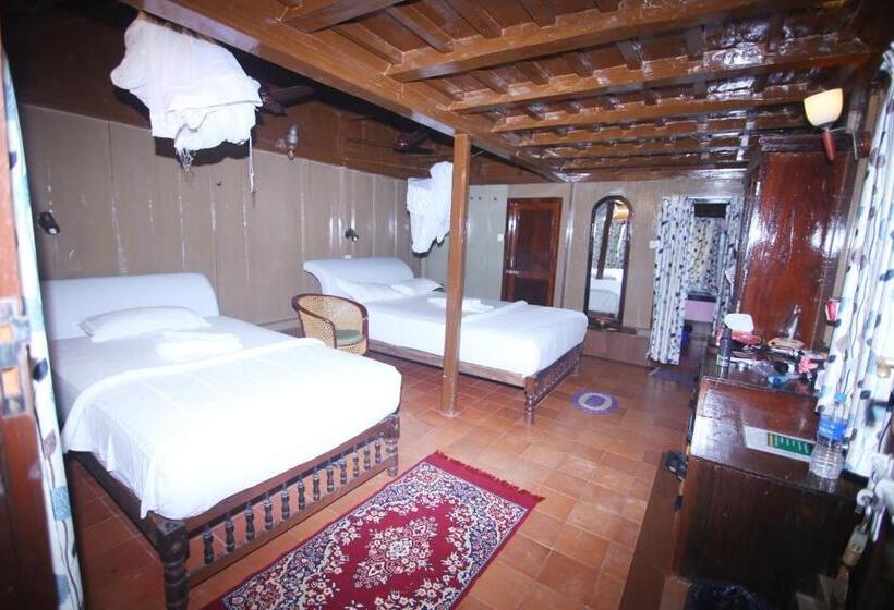 اتاق سه نفره سوپریور با چشم‌انداز دریا, Varkala Marine Palace