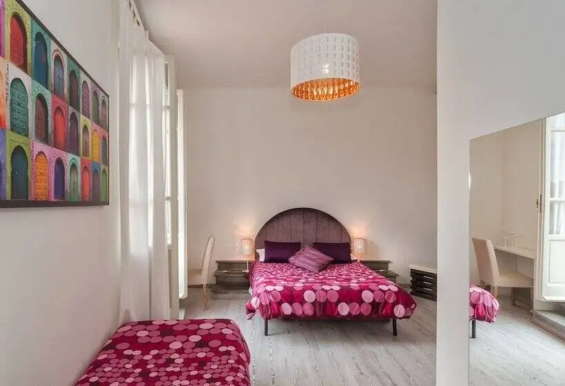 اتاق استاندارد سه نفره, 7 Rooms