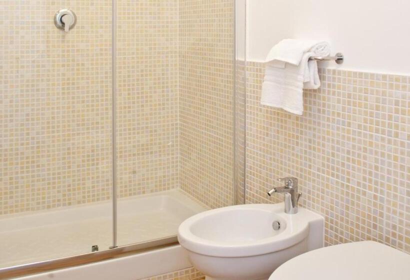 اتاق لوکس با چشمانداز دریا, Nisí