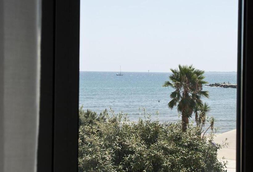 اتاق لوکس با چشمانداز دریا, Nisí