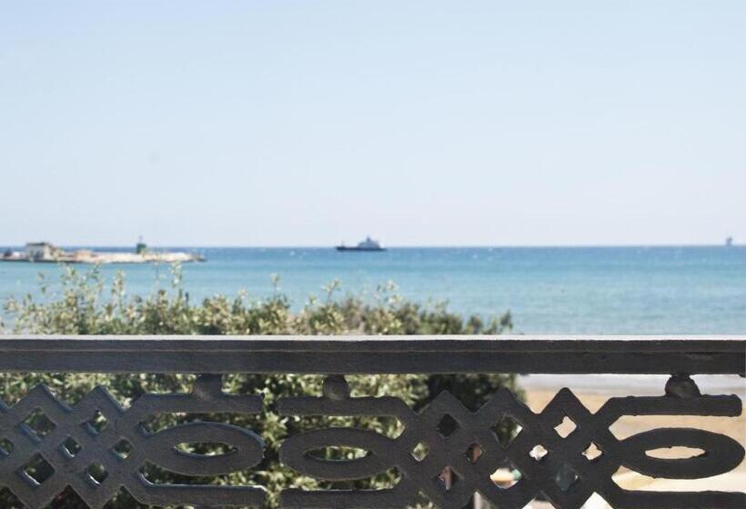 اتاق لوکس با چشمانداز دریا, Nisí