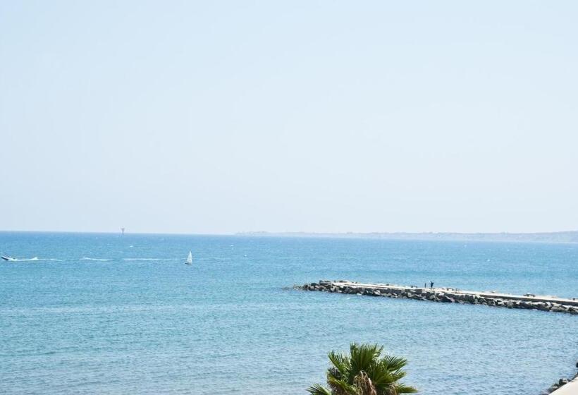 سوییت با چشمانداز دریا, Nisí