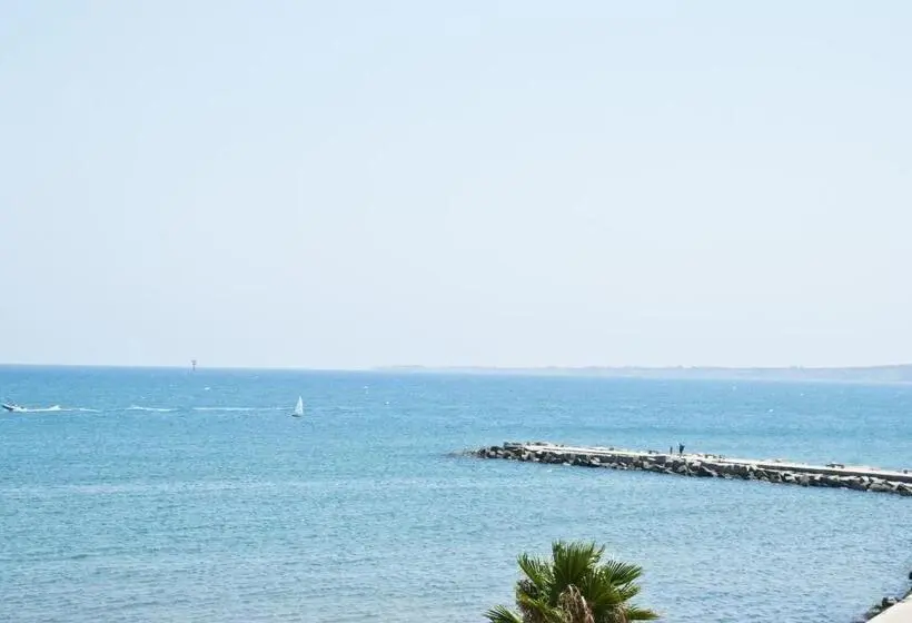 سوییت با چشمانداز دریا, Nisí