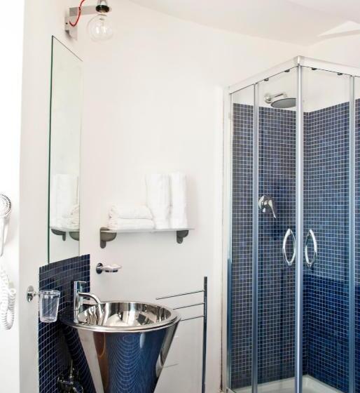 سوییت با چشمانداز دریا, Nisí