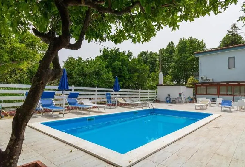 プールビューのスタンダードクアドラプルルーム, Villa Nicodemo