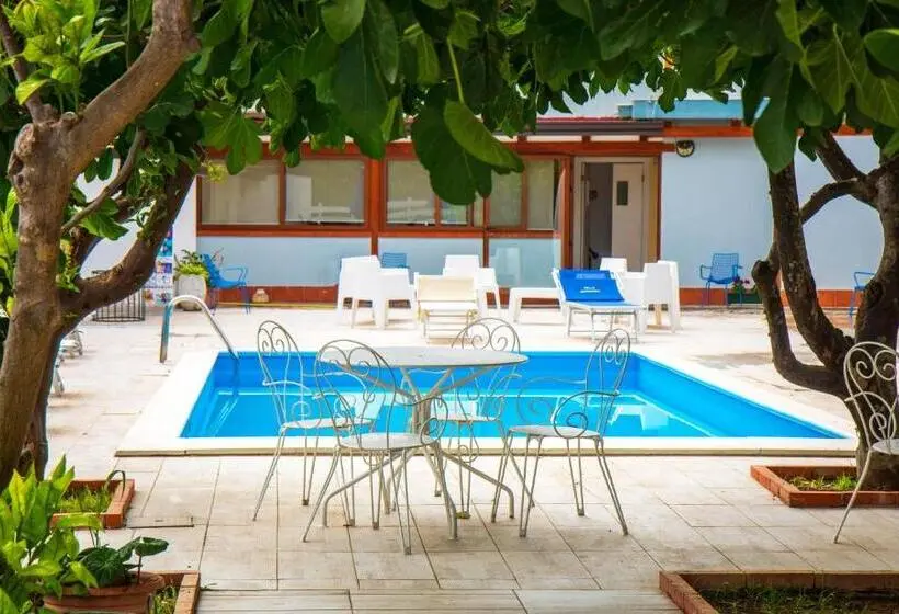 プールビューのスタンダードクアドラプルルーム, Villa Nicodemo