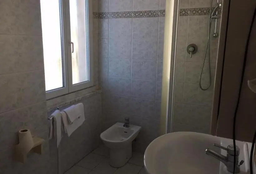 اتاق استاندارد چهارنفره با بالکن, Lido