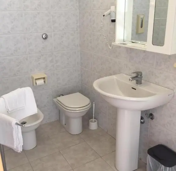 اتاق استاندارد چهارنفره با بالکن, Lido