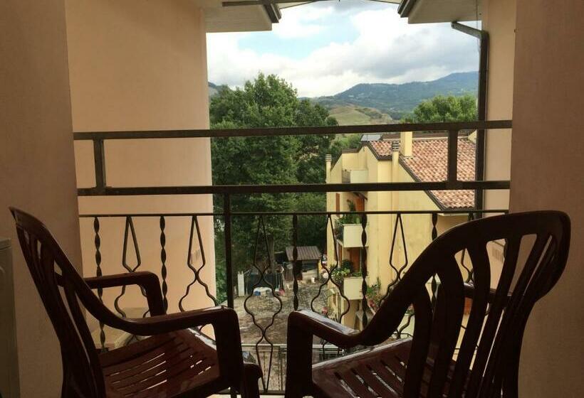 חדר סטנדרט לשלושה, Magda