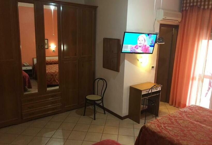 חדר סטנדרט לשלושה, Magda