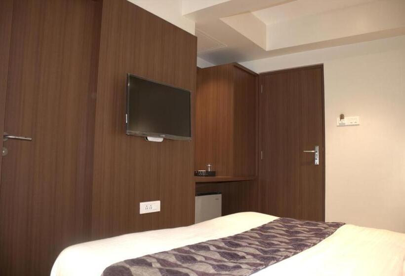 高级大房间, Sai Sanidhya