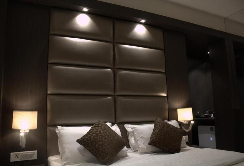 高级大房间, Sai Sanidhya