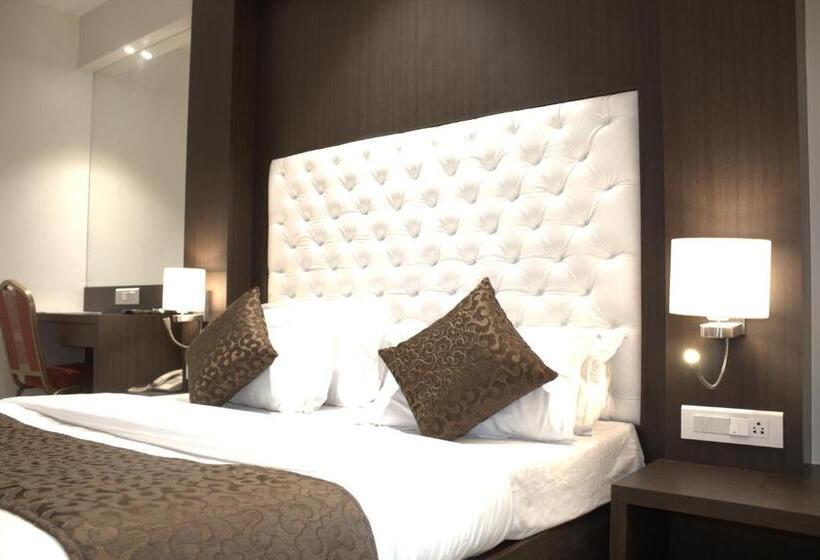 高级大房间, Sai Sanidhya