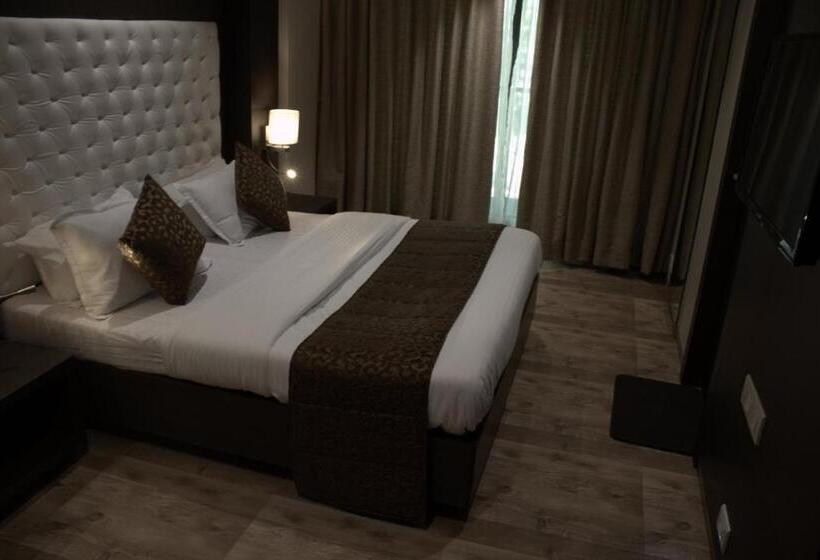 高级大房间, Sai Sanidhya