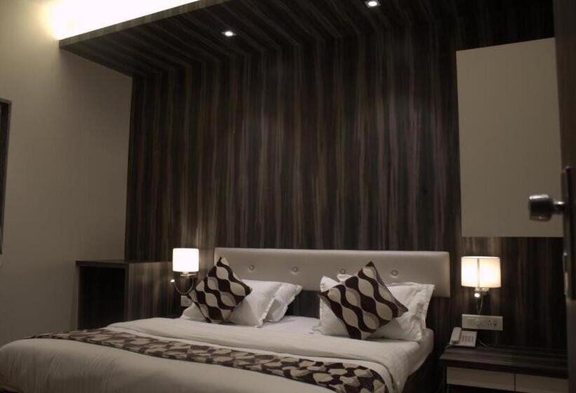 高级大房间, Sai Sanidhya