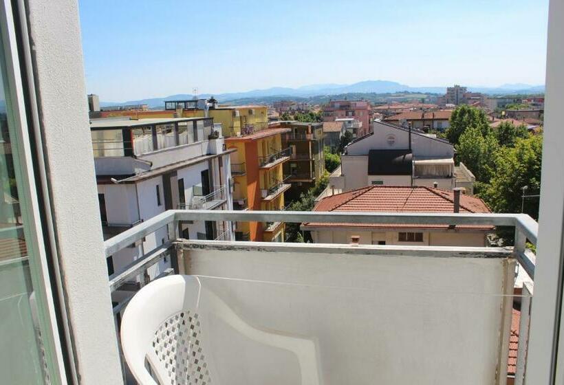 Quarto Estandar Individual, Santini