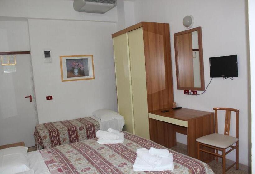 Quarto Triplo Estandar, Santini