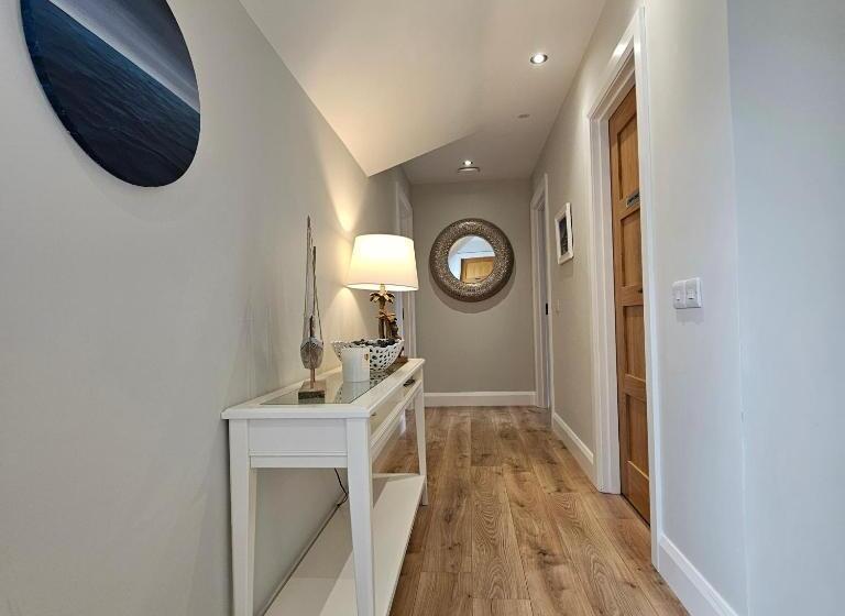 스탠다드 룸, The Cé Hideout