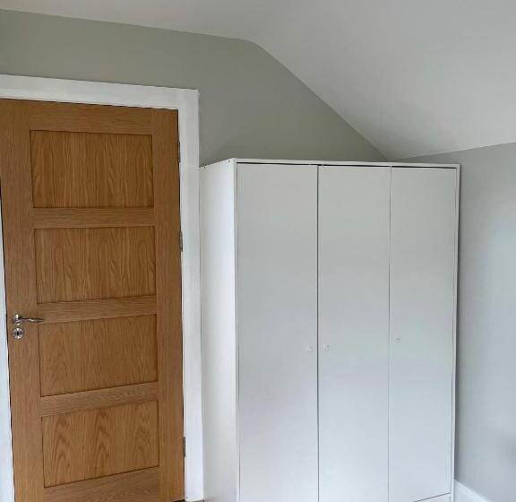 스탠다드 룸, The Cé Hideout