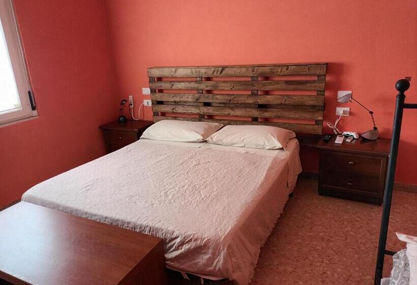 חדר סטנדרט לשלושה, B&b Falcone