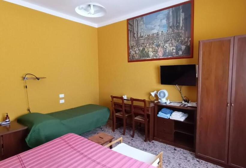 חדר סטנדרט לשלושה, B&b Falcone