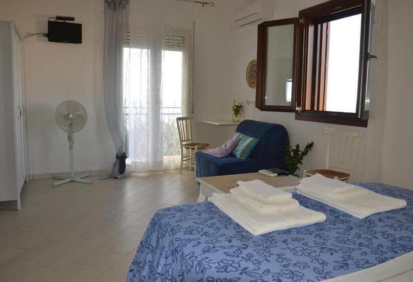 اتاق لوکس با بالکن و چشم‌انداز دریا, B&b Talìa