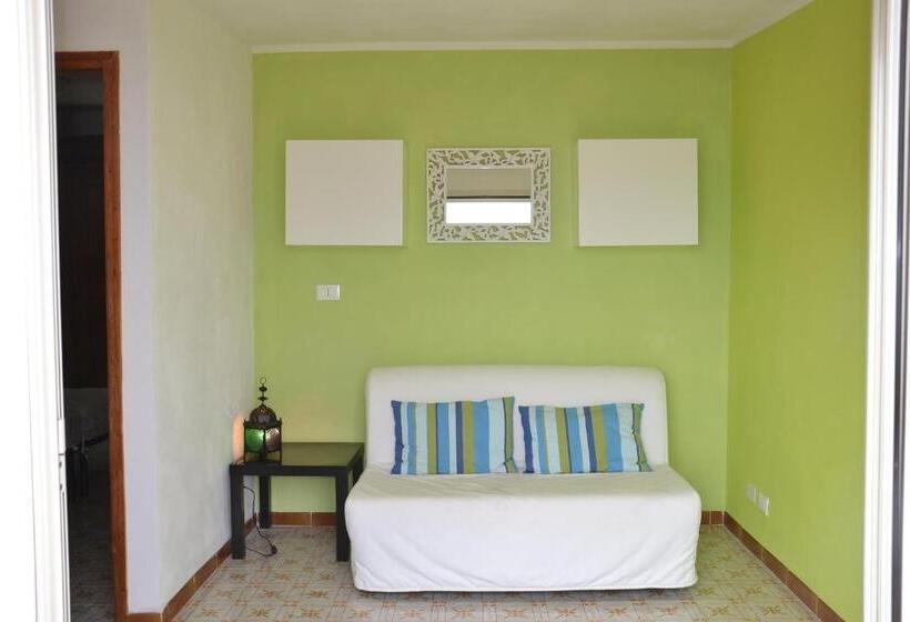 اتاق خانوادگی با چشم‌انداز دریا, B&b Talìa