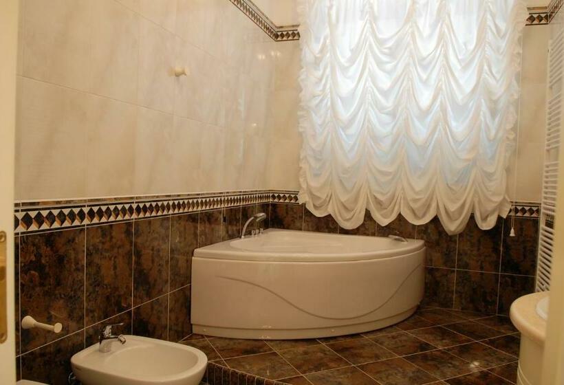 اتاق استاندارد سه نفره, Villa Caramia