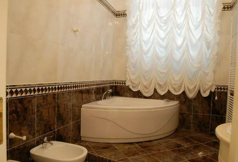 اتاق استاندارد سه نفره, Villa Caramia