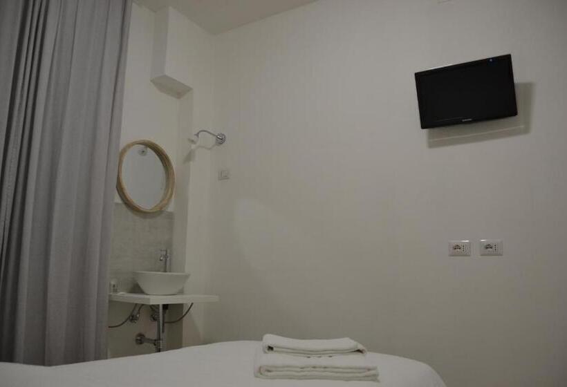 اتاق استاندارد یک نفره, Albergo Del Pozzo