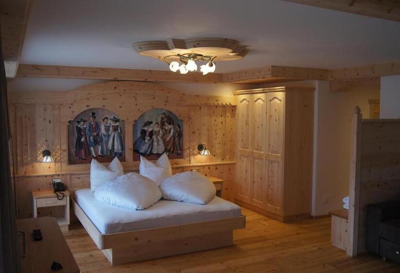 سوییت جونیور با بالکن, Dorfhotel Beludei