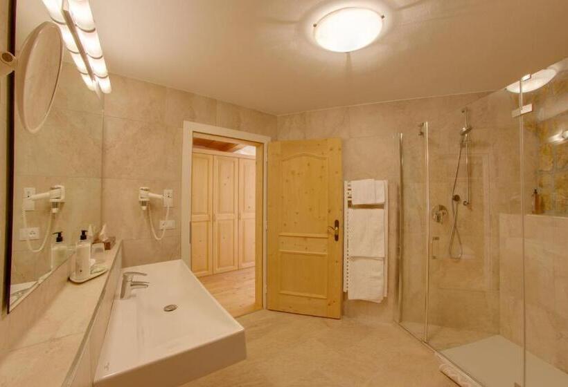 اتاق استاندارد با بالکن, Dorfhotel Beludei