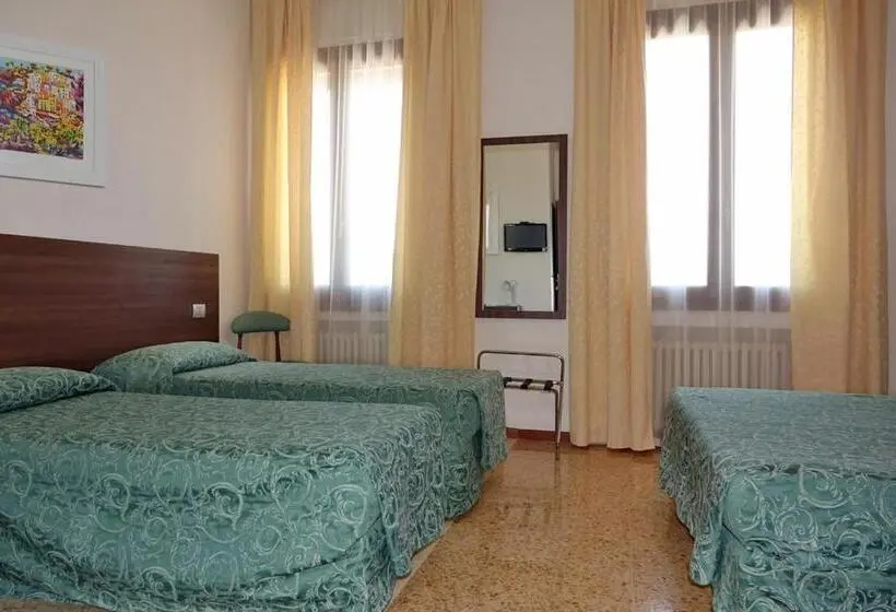 Standard Neljän Hengen Huone, Locanda Al Santuario