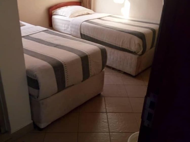 اتاق اکونومی, Rich