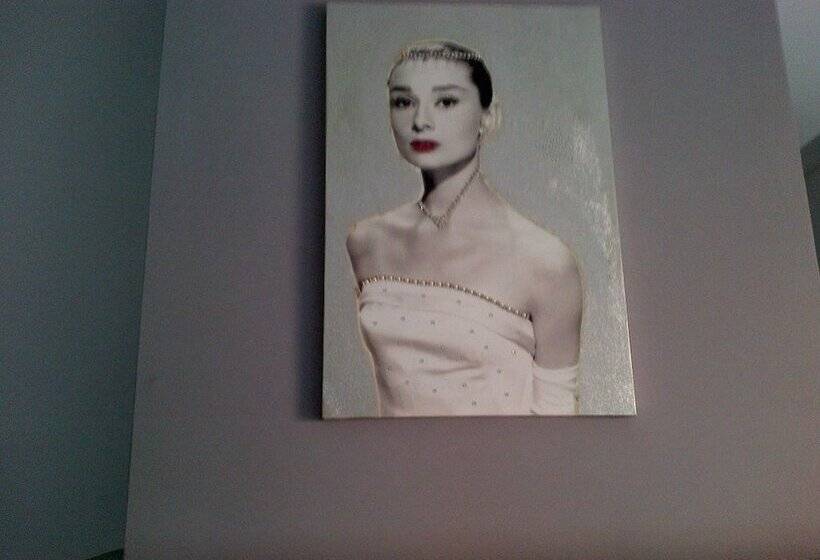 اتاق استاندارد چهار تخته, Audrey & Me