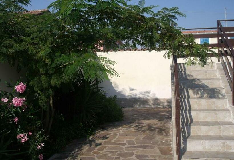 غرفة قياسية ثلاثية, Sabrina Airport