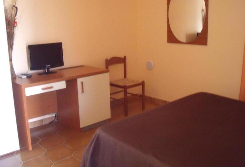 غرفة قياسية ثلاثية, Sabrina Airport