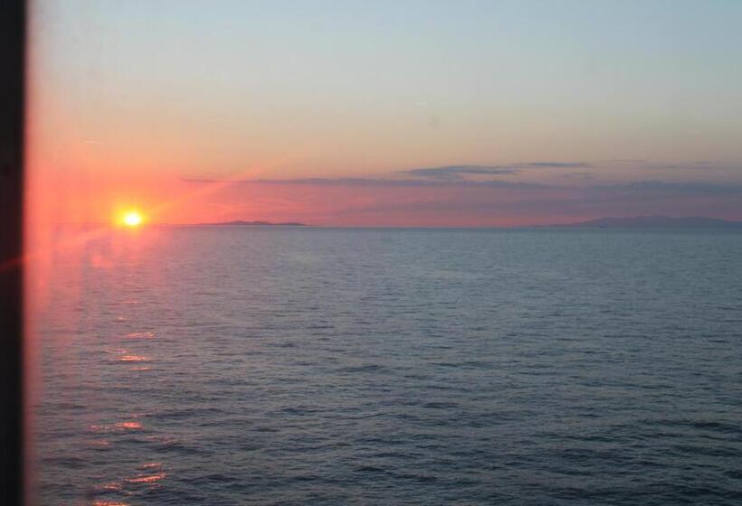 غرفة قياسية رباعية, Sabrina Airport