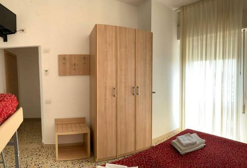 带阳台标准四人间, Cormoran Riccione