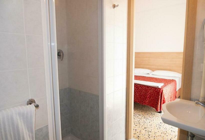 带阳台标准四人间, Cormoran Riccione