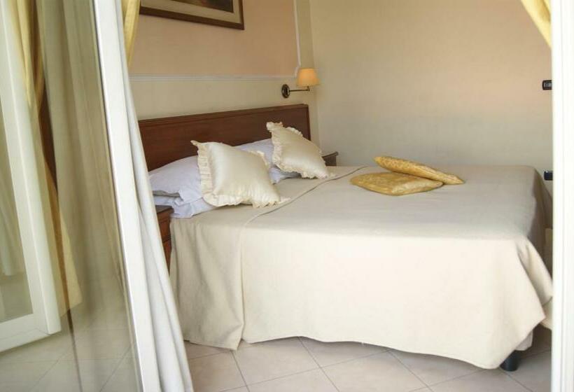 Номер Стандарт Трехместный, Elio