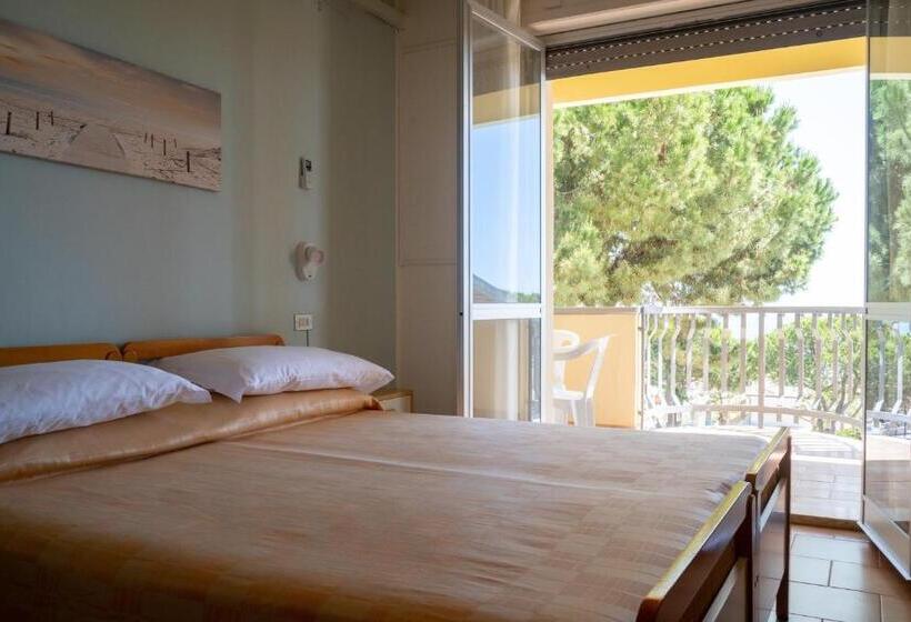 غرفة قياسية مزوَّدة بشُرفة, Quattropalme