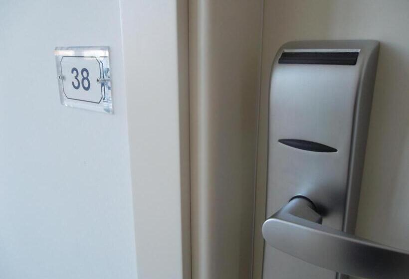 غرفة قياسية مزوَّدة بشُرفة, Quattropalme