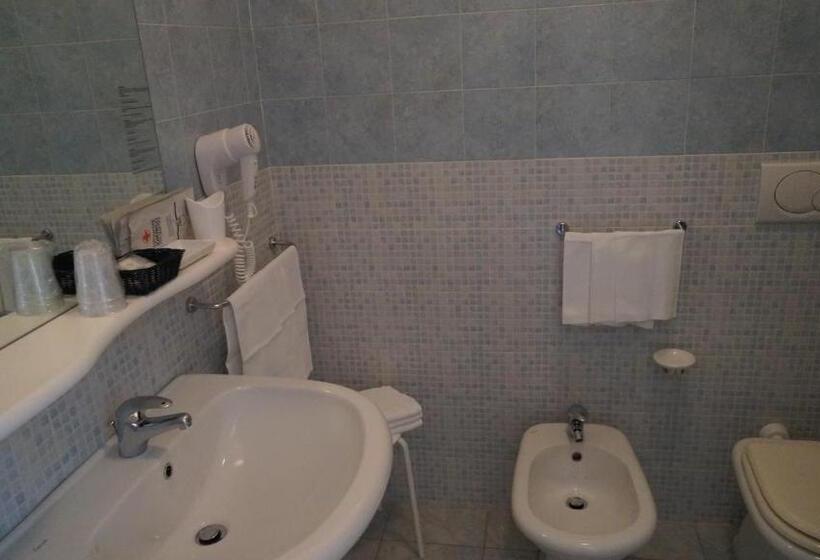 غرفة قياسية رباعية مزودة بشُرفة, Quattropalme