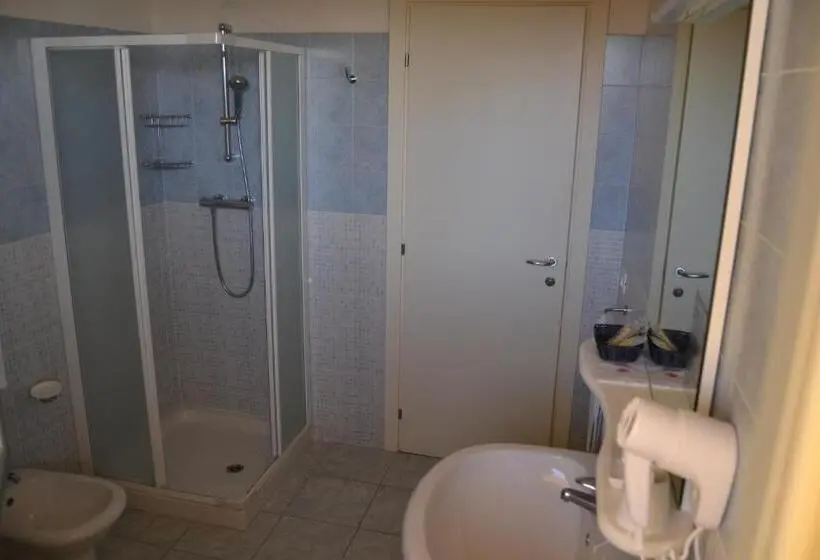Standard Kolmen Hengen Huone, Quattropalme