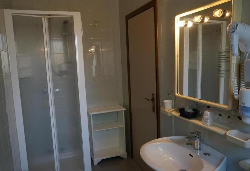 غرفة قياسية ثلاثية مزودة بشرفة, Quattropalme