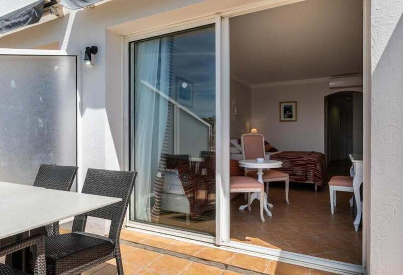 スーペリアトリプルルーム, Roc